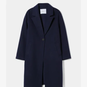 Kappa - Mörkblå kappa i nyskick! Köptes för ett år sedan och har användas ett fåtal gånger. 💙💙 Bilder finns vid önskemål! 