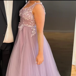 Festklänning - Festklänning stolek 38-40 säljes för 800kr pris kan diskuteras vid snabb affär 