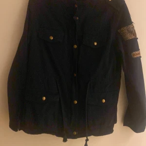 Jensjacka  - Säljer nu men väldigt coola jeansjacka köpt på raglady. Den är i nyskick använt endast 3 gånger. Den är väldigt liten i storleken bär vanligtvis "S". Säljer den nu då den inte kommer till användning. Original pris 999. Hör av er vid frågor 💕