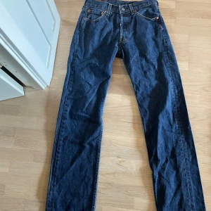 Levis 501 - Ett par fina levis 501 jeans i bra skick säljer pga jag fick dem av en kompis som råkade köpa någon form av dammodell på jeansen för dem sitter lågt
