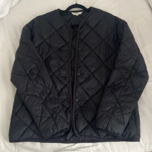 Höst jacka - Den trendiga Stockholmstil jackan utan luva med rutigt mönster med knappar. En höst/vår jacka från cellbes i storlek M. Perfekt nu för hösten💕💕skriv om ni undrar nått💕