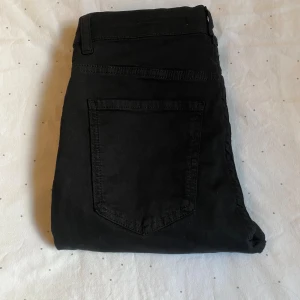 High-Waisted, svarta skinny jeans - Innerbenslängd: 73 cm Skick: Bärt runt 10 gånger