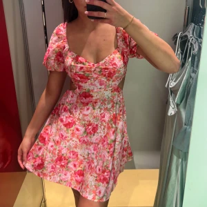 Sommarklänning  - Säljer denna superfina sommarklänning med puffärm och öppen rygg, nyskick, endast använd 1-2 gånger💖💖 buda i dm 📬🙌🫶