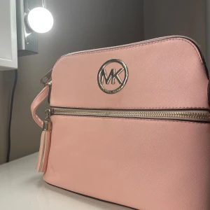 Michael kors väska - Denna Mk väskan är väldigt fin och lite unik eftersom den är rosa men den är min favorit och har varit i alla år. Den är i väldigt bra skick! (Pris kan diskuteras)