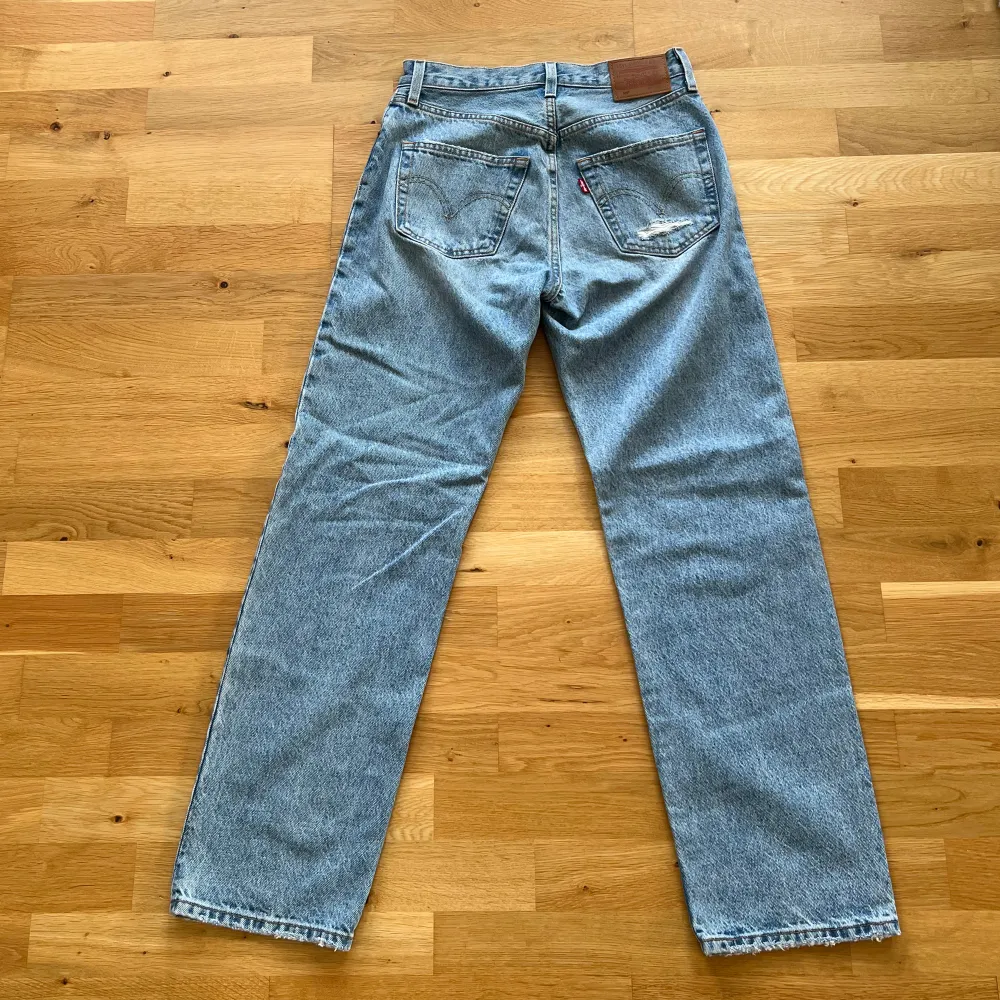 Snygga jeans från Levi’s! Oanvända - alltså i nyskick💖 Köptes för 1200 kr Hör av dig vid intresse och tveka inte med att ställa frågor 🥰. Farkut & Housut.