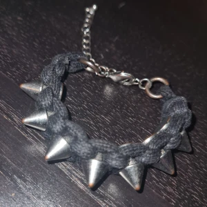 Nitarmband - Armband med nitar, rostigt ish🫡