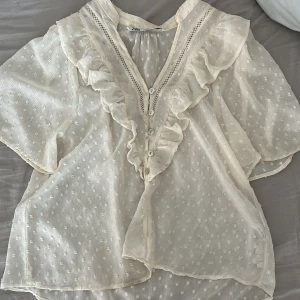 Zara festlig blus - En blus från zara jag använt lite då och då skulle säga 5 gånger max💕💖 Inte riktigt min typ av blus/topp 🙏 Går att använda på fester men också i vardagen 💘 Pris kan diskuteras