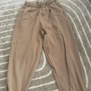Beige byxor - Sköna beige byxor från Lager 157. Använt 1 gång och säljer dom föra att de inte har kommit till användning nu längre❤️ pris kan diskuteras och fråga om ni undrar över något😊 (Tips: man kan klippa upp dom till shorts om man vill🙌🏾)