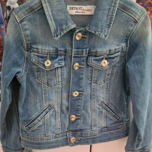 Jeans jacka - Hej jag ska sälja den som har köpt från lindex 350kr .nu jag ska sälja den 150.jacka är kanska nytt och har änvand tre  gånger.om ni känner  intressera  kontakta mig. M.v.h Emma