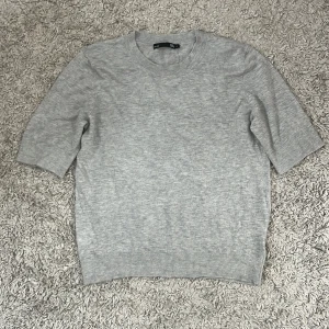  Stickad t-shirt  -  Den gråa jättefin stickad t-shirt från Lager 157💕 i storlek M 