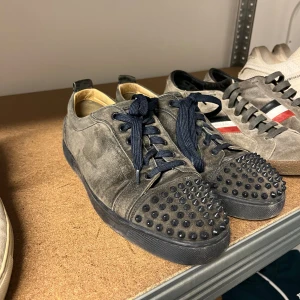 Christian Louboutin Suede Sneakers - WTS Christian Louboutin Suede Sneakers Storlek: EU42, fits EU43 Skick: 7/10 Pris: 3000:-  Vänligen hör av dig vid frågor eller önskemål om mer bilder osv.