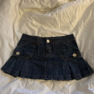 Mini-jeanskjol - Mini jeanskjol med volang från Gina Tricot. Supersnygg lågmidjad modell, 00-tal. Mycket bra skick.