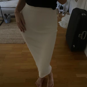 Ribbad kjol - Vit kjol som går ner till vaderna på mig som är 172cm🥰 knappt använd 