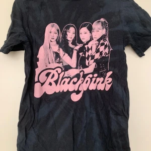 BlackPink tröja - En Svart, grå BlackPink T-shirt med Tie dye märke. Säljer då jag inte använder dem.  Använt den ca 2 gånger. 
