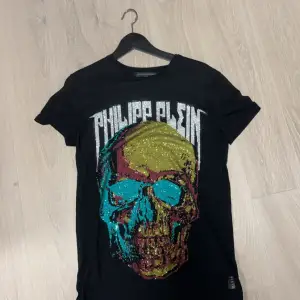 säljer min philipp plein tshirt för den har blivit för liten. plasten på den har gått upp i några kanter men det går att laga med textillim drf säljer jag den ganska billigt. nypris 9500