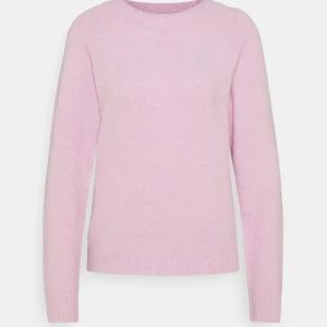 Vero moda rosa stickad - Stickad tröja från vero moda i nyskick och med lappen kvar. Jättefin färg och så mysig nu till hösten! Säljer för 200 kr💓