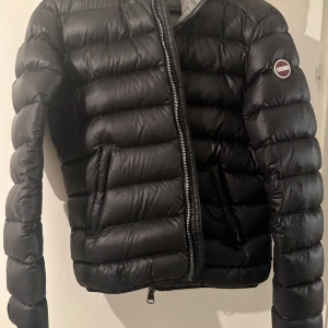 Colmar jacka - Säljer min trendiga snygga och sparsamt använda Colmar jacka i storlek 46 i italiensk storlek! Motsvarar en större S och en M. Nypris 4700kr