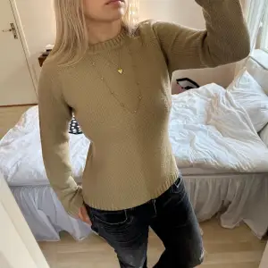 olivgrön/beige stickad tröja från vintage zara. det står storlek L men den är liten i storleken och skulle säga att den passar XS-S. mycket bra skick!