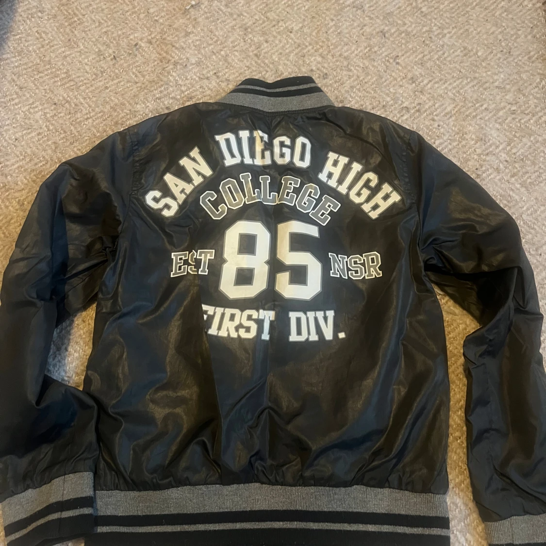 Svart bomberjacka med grå detaljer - 90