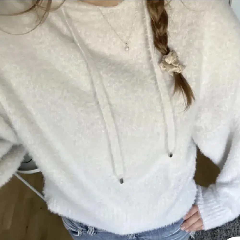 Jätte fin fluffig hoodie som är i bra skick, inga defekter, helt perfekt helt enkelt💗 inte mina bilder utan de från tjejn jag köpte den från! Tveka inte att höra av er vid minsta fundering💖 kan sänka pris vid snabb affär. Hoodies.