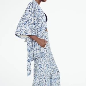 Linne tröja - Linne kofta/ kimono/ tröja från Zara. Köptes för 599 kr men säljer för 200. Den är helt ny och endast provad. Har inte byxorna till men den är i linne och supercool