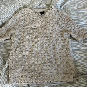 T-shirt - T-shirt från Lindex som ska vara en tajt modell men jag köpte den i stolek L för att få den att sitta mer avslappnat och luftig