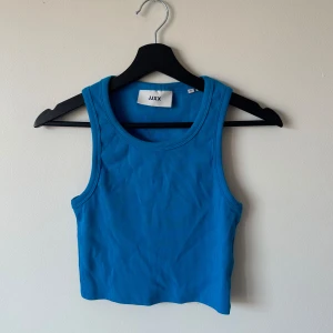 Blått linne i storlek S - Aldrig använt! Beställt från asos för ett par år sen och har legat längst ner i garderoben sen dess. Supercoolt och super blå! Storlek S. Bra kvalité på tyget. Skriv om ni vill ha fler bilder😊