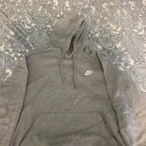 Nike Hoodie - Hoodien har inget slitage eller fläckar. Simpel grå Nike tröja, bra passform.  Hör av er för flera frågor👍