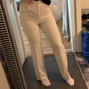 Vita kostymbyxor  - Helt nya, Tjockt material , inte som de tunna material man ser allt . Redan nedsatt pris 