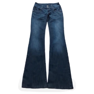 Lowwaist bootcut jeans - As snygga jeans som tyvär är lite för små! Är i Storlien 38, midjemått 37 cm tvärs över och innerbenslängd på 88 cm, jag är 178cm🩷🎀