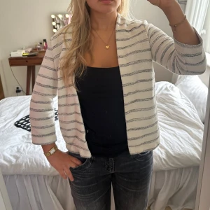 randig trekvartsärmad kofta - randig trekvartsärmad kofta från hm i storlek S. tjockare ”stickat” material men ändå tunn och passar på våren och hösten. mycket bra skick!