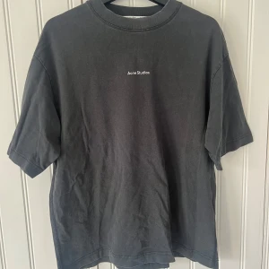 Acne t-shirt  - Oversized t-shirt i storlek xs, men passar nog bra till stolek M. När själv storlek L och den passar mig, men lite liten. 