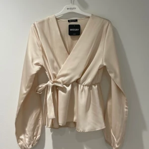 Missay top anida M/L - Säljer denna toppen då den inte riktigt är min stil, har aldrig haft på den ute, bara testat på. Köpta för 299kr säljer för 250kr, storleken är M/L men skulle säga mer som M