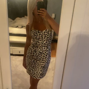 Leopardklänning - Leopardmönstrad klänning från H&M. Oanvänd med prislappen kvar. Säljer då den tyvärr är lite för stor💗💞