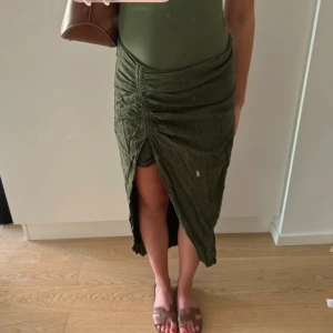 Zara - Mörkgrön kjol från zara, strl xs 🤎