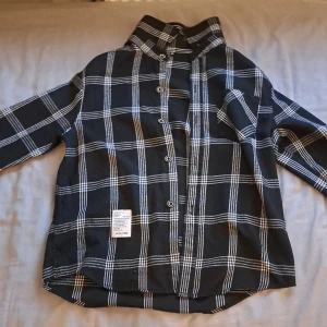 Svart-vit skjorta - Köptes på shein när jag inte visste om problemen där. Står XS men tror funkar som S och möjligtvis M med. Bra kondition.