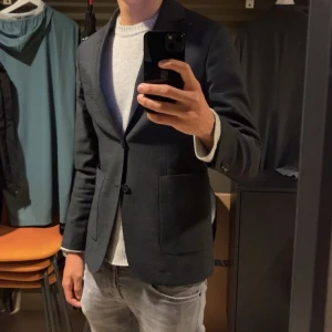 Ted Bernhardtz Kavaj - Tjena! Säljer en sjukt fet Kavaj från Ted Bernhardtz. Storlek 46, i färgen mörkgrå. Två fickor längre ner på kavajen för en mer Blazer känsla. Snygg till skjorta eller en simpel tröja under. Nypris 1800 kr. Säljer den för 499, 8/10 i skick!