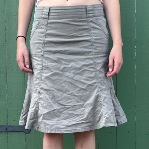 Grå kjol - En snygg vintage kjol jag köpte second hand. Midjemått är 42. Knäpps med en dragkedja på sidan. 