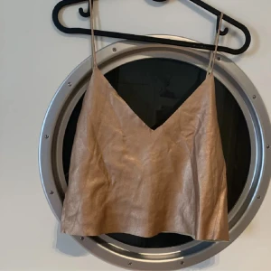 Metallisk topp - Metallisk faux leather Brons /guld färgad topp från Zara. Aldrig använt. Strl S.