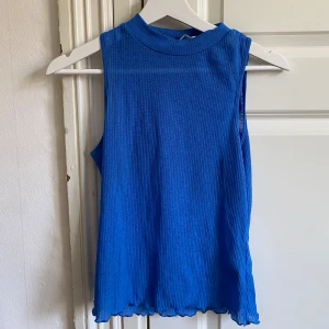 Blått linne  - Blått, ganska genomskinlig linne från Pull&bear Stl S