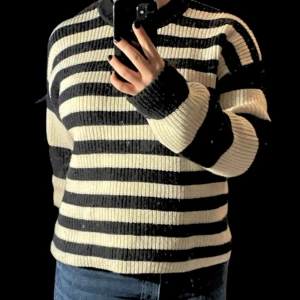 Svart vitt stickad tröja - Svart vitt stickad tjock tröja från Monki ,storlek S.