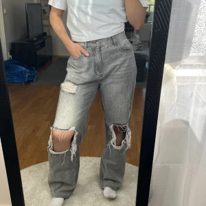 Boyfriend jeans  - Jeans från PrettyLittleThing. Högmidjade storlek 36🖤