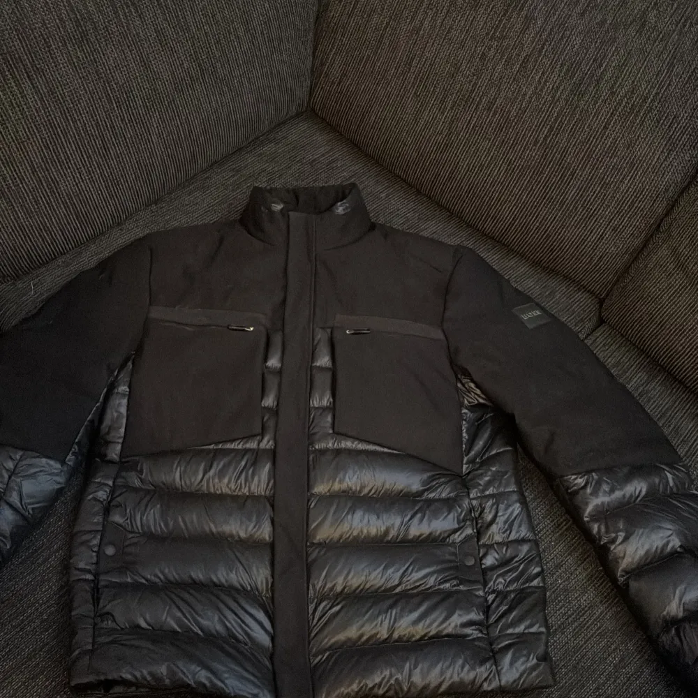 Storlek M Använd 1 vinter Tveka inte på att höra av dig om du har frågor eller vill ha mer bilder. Den är i fint skick Ny pris 5300 kr . Takit.