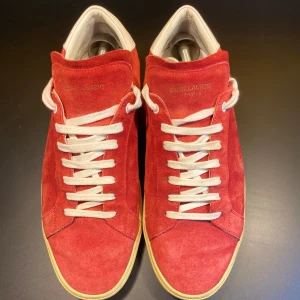 Saint Laurent Skor  - Hej! Säljer nu dessa Saint Laurent Skor modell SL/06, storlek 45, skicket bedömer vi är bra, tveka inte på att höra av er vid frågor kring skorna! 