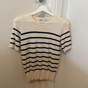 Randig t-shirt - !INTRESSEKOLL! Jättefin randig t-shirt från zara. Vill se vad jag kan få för den för vet inte riktigt om jag vill sälja den💗