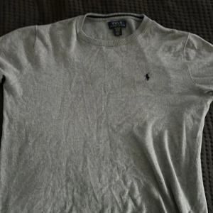 Ralph lauren tröja  - Säljer nu denna fina crewneck använd ca 10 gånger. Är i fint sick inga skador på tröjan.   Hör av er om frågor och funderingar.  Priset är diskuterbart 