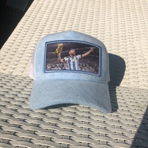 Messi velvet keps - Tjena säljer denna Messi keps då jag har 2 styckna! Dem är i nyskick. Det kan vara en bra present till något barn/tonåring. Skicka gärna om ni har frågor 