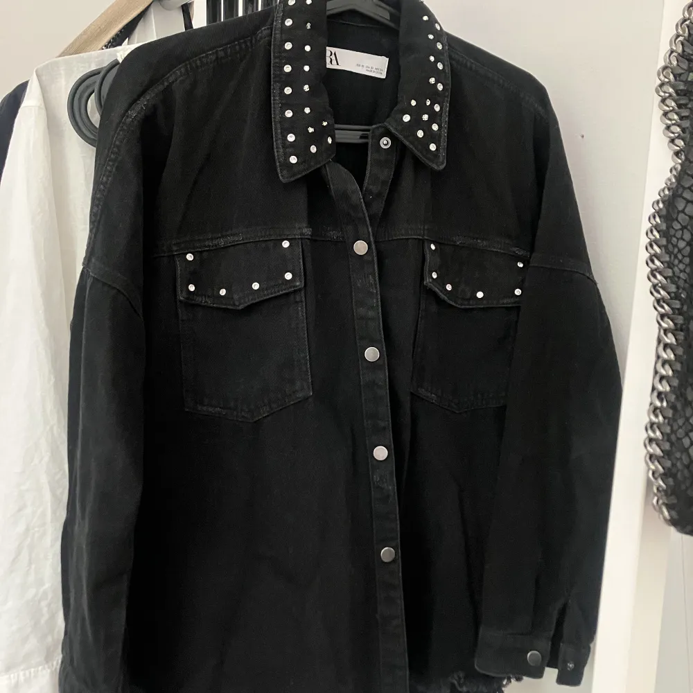 Cool svart jeansjacka från Zara med silvriga detaljer⭐️  Jeansmaterialet är tunnare vilket gör att jackan är perfekt nu i sommar/tidig höst🤩. Jackor.