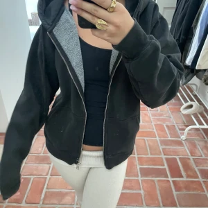 Zip-up tröja - Inte använd super mycket och i bra skick. Skriv vid frågor!💓