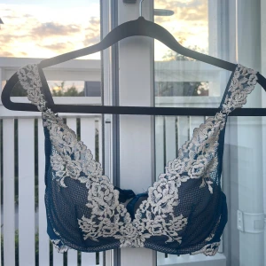 Intimissimi BH - säljer min Intimissimi BH då den nästan aldrig används, just denna färgen går inte att köpa på hemsidan längre💙 står ingen storlek, men skulle tro att det är en 70B/C kupa. köpte för 500kr
